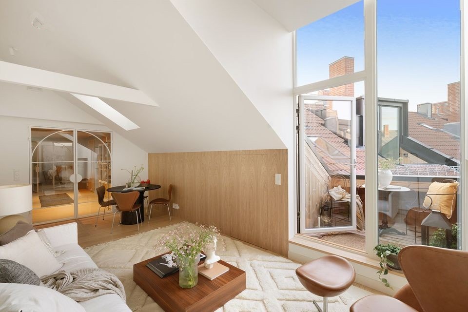 Elegant vegg av eikefiner med lagringsrom bak Galleribilde