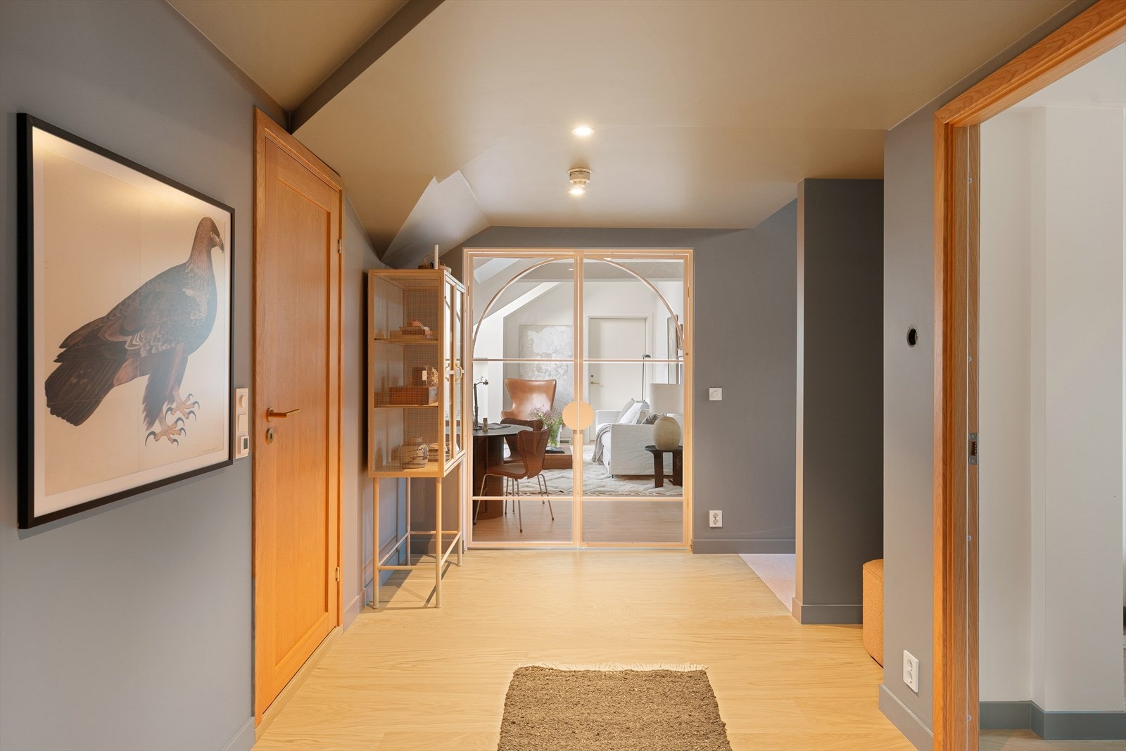 Dette er en unik 4-roms leilighet med en god planløsning som gir en "husfølelse". Her ingenting overlatt til tilfeldighetene og det er uvanlig gode oppbevaringsmuligheter. Galleribilde