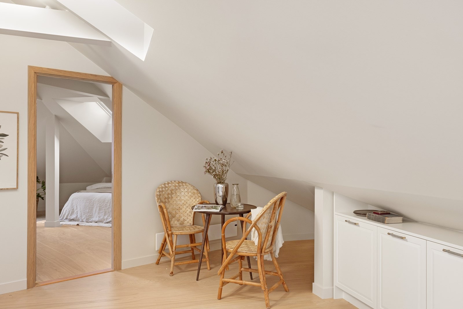 Det er plass til spisebord på kjøkken. Ønsker man egen spisestue kan man for eksempel omgjøre dagens hovedsoverom til en stor spisestue eller ta ned veggen mellom rommene. Galleribilde