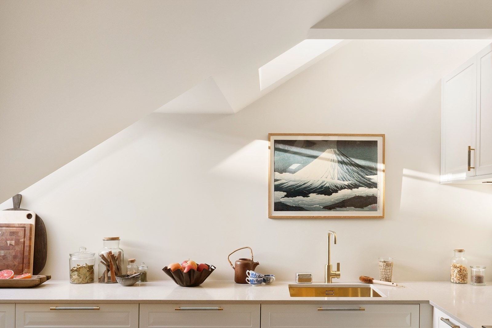 Stort takvindu gir gode arbeidsforhold ved kjøkkenbenken. Galleribilde