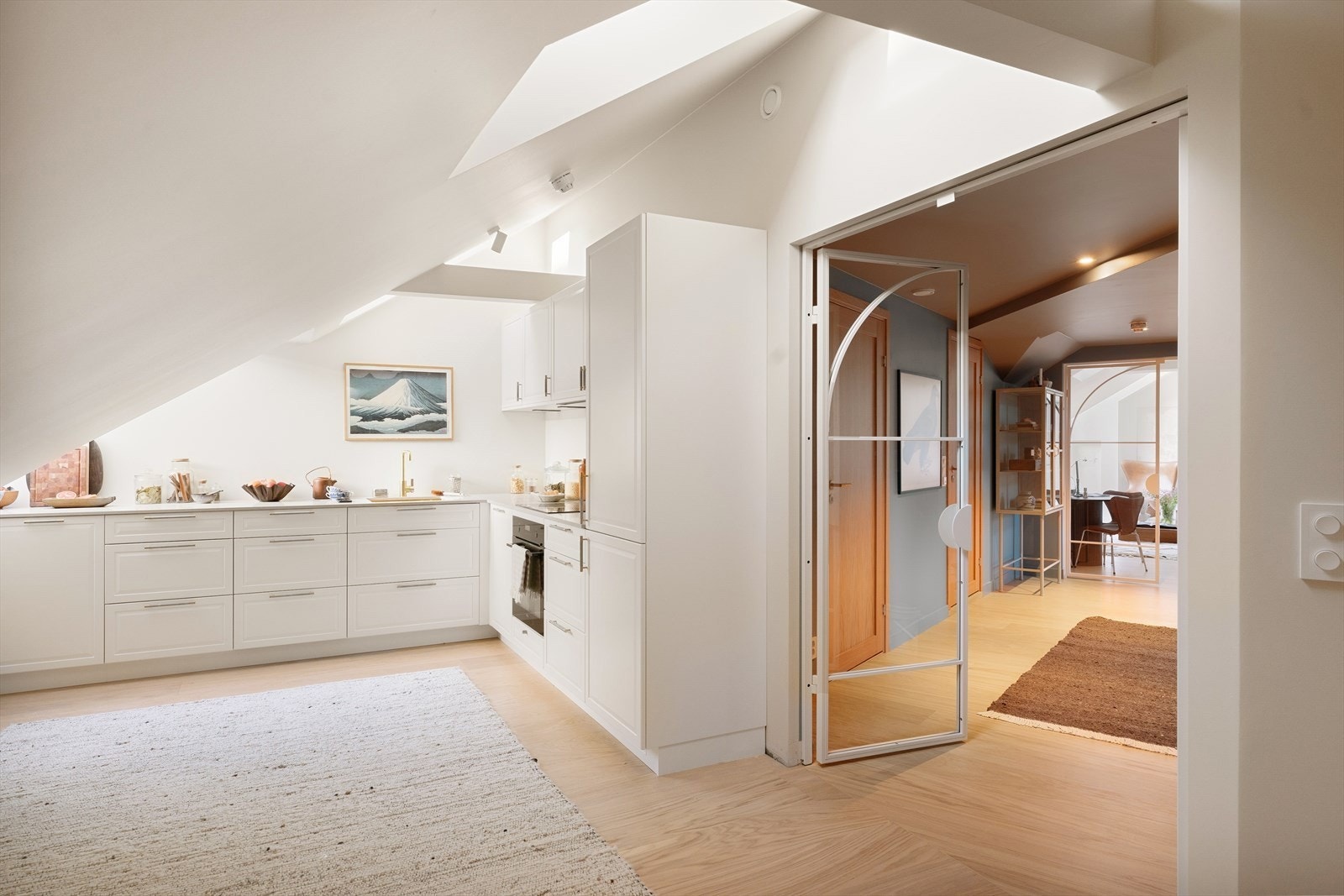 I motsatt ende finner man et stort, separat kjøkken med plass til spisebord. Galleribilde