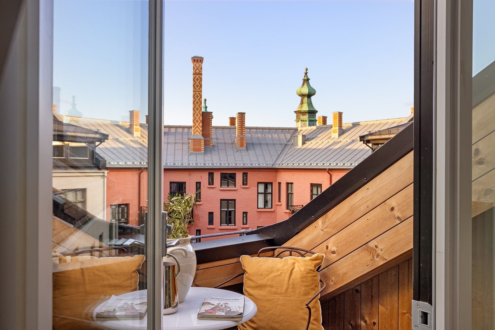 Stilig utsikt over unike tårnoppbygg. Galleribilde