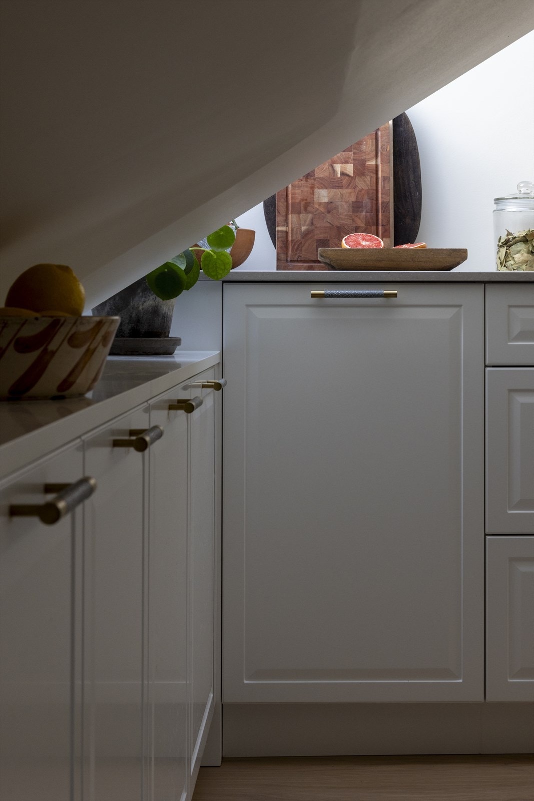 Skråtaket er godt utnyttet med masse ekstra skapplass. Galleribilde