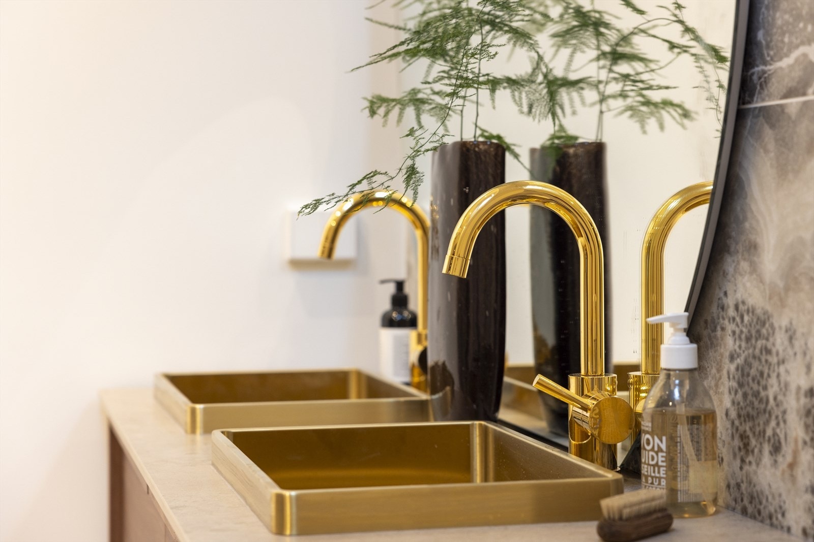 Dobbel servant med stort speil og god plass til oppbevaring. Galleribilde