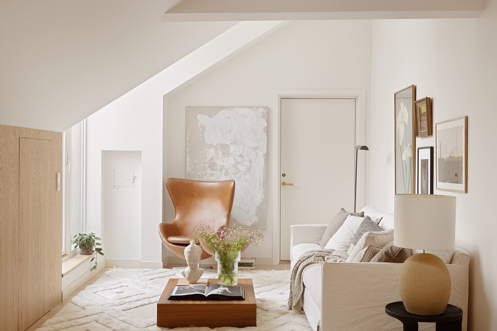 Hyggelig stue med plass til sofagruppe og spisebord. Galleribilde