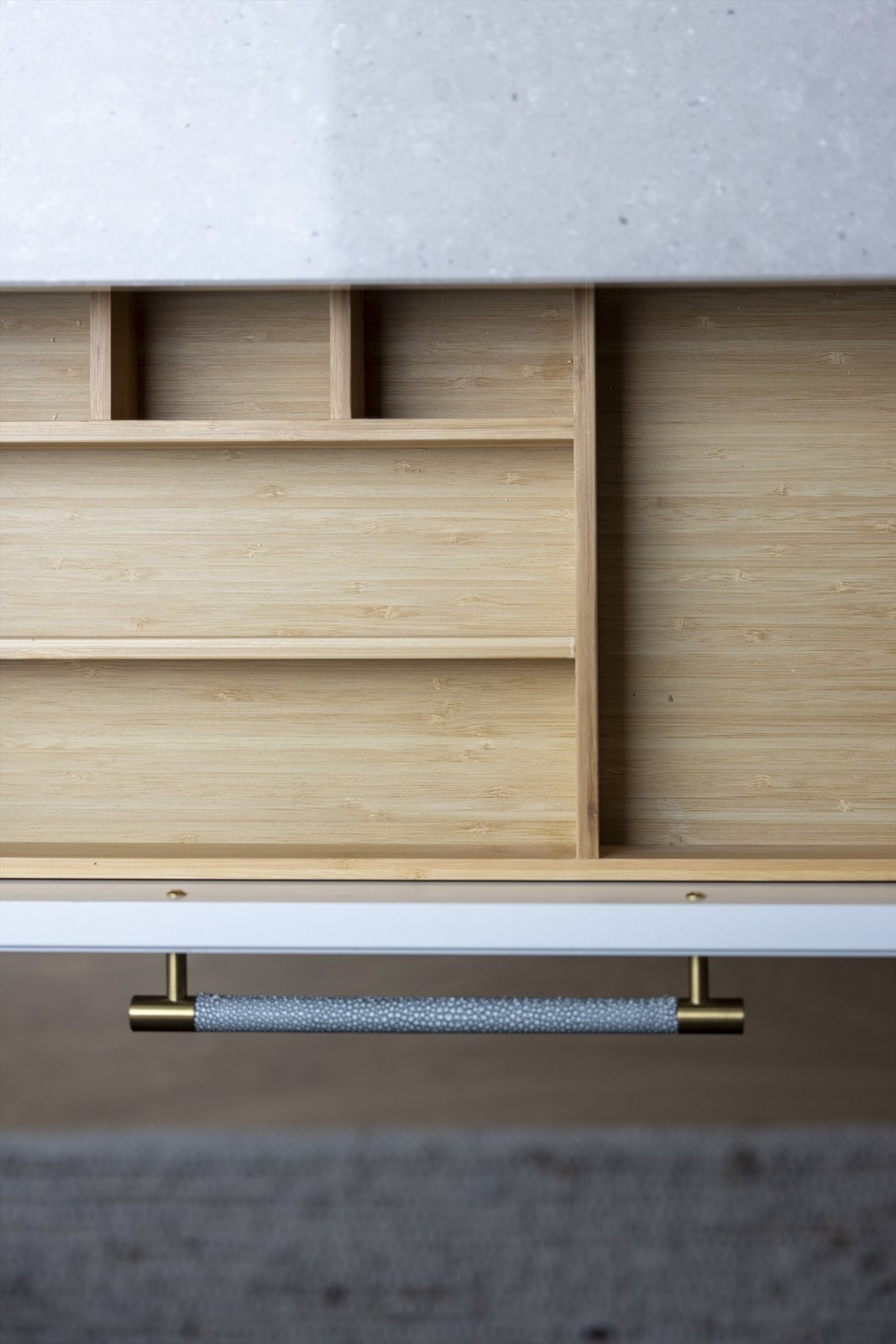 Her er ingenting overlatt til tilfeldighetene. Eik og messing går igjen i hele leiligheten. Håndtak fra LoveHandles. Galleribilde