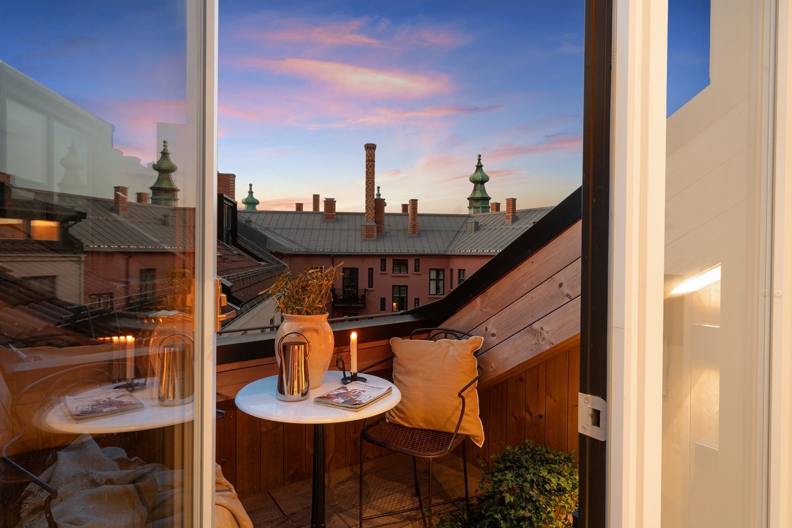 Utgang fra stuen til en privat takterrasse som vender mot indre gårdsrom. Galleribilde