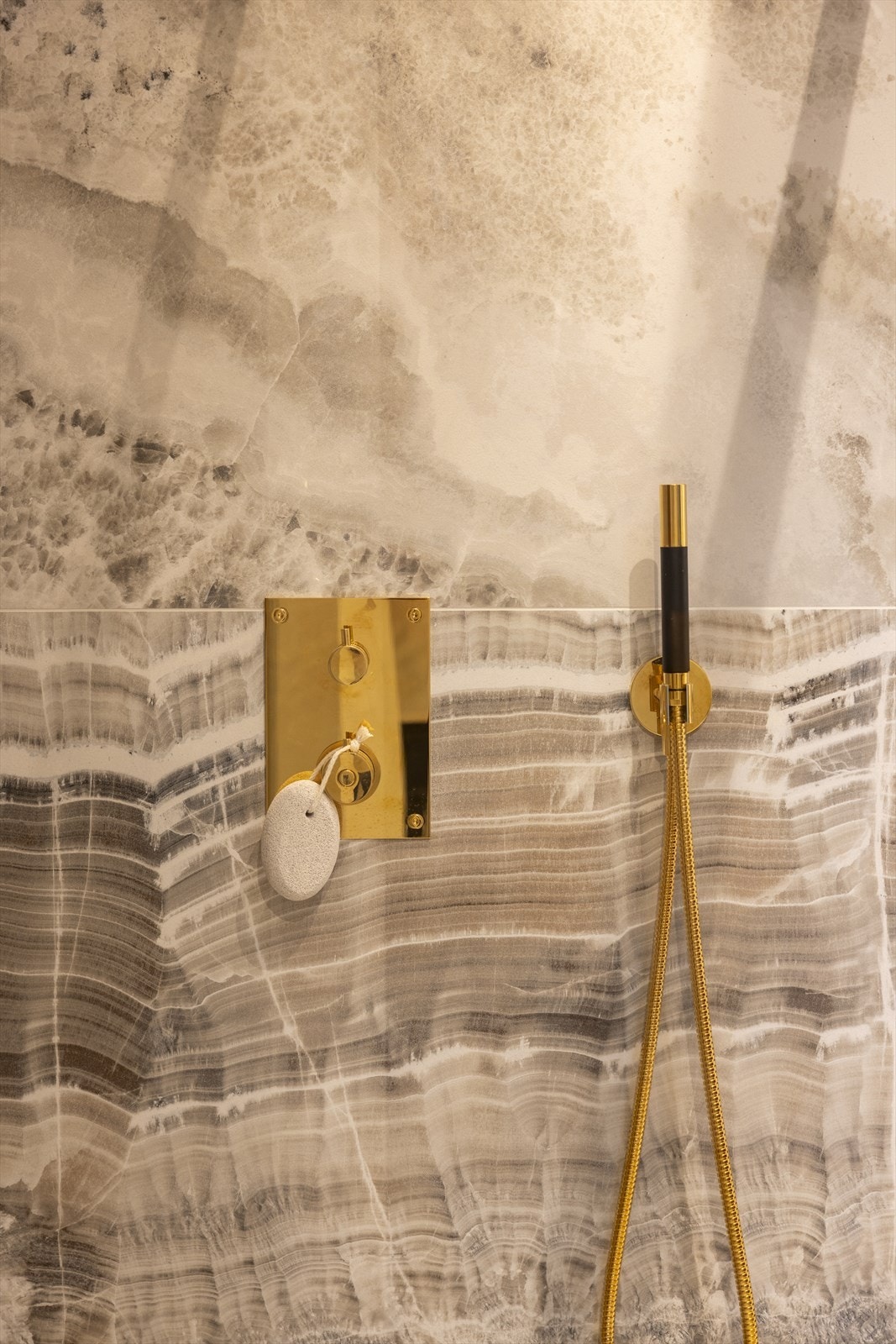 Vegghengt dusjarmatur og håndholdt dusj fra Tapwell. Galleribilde