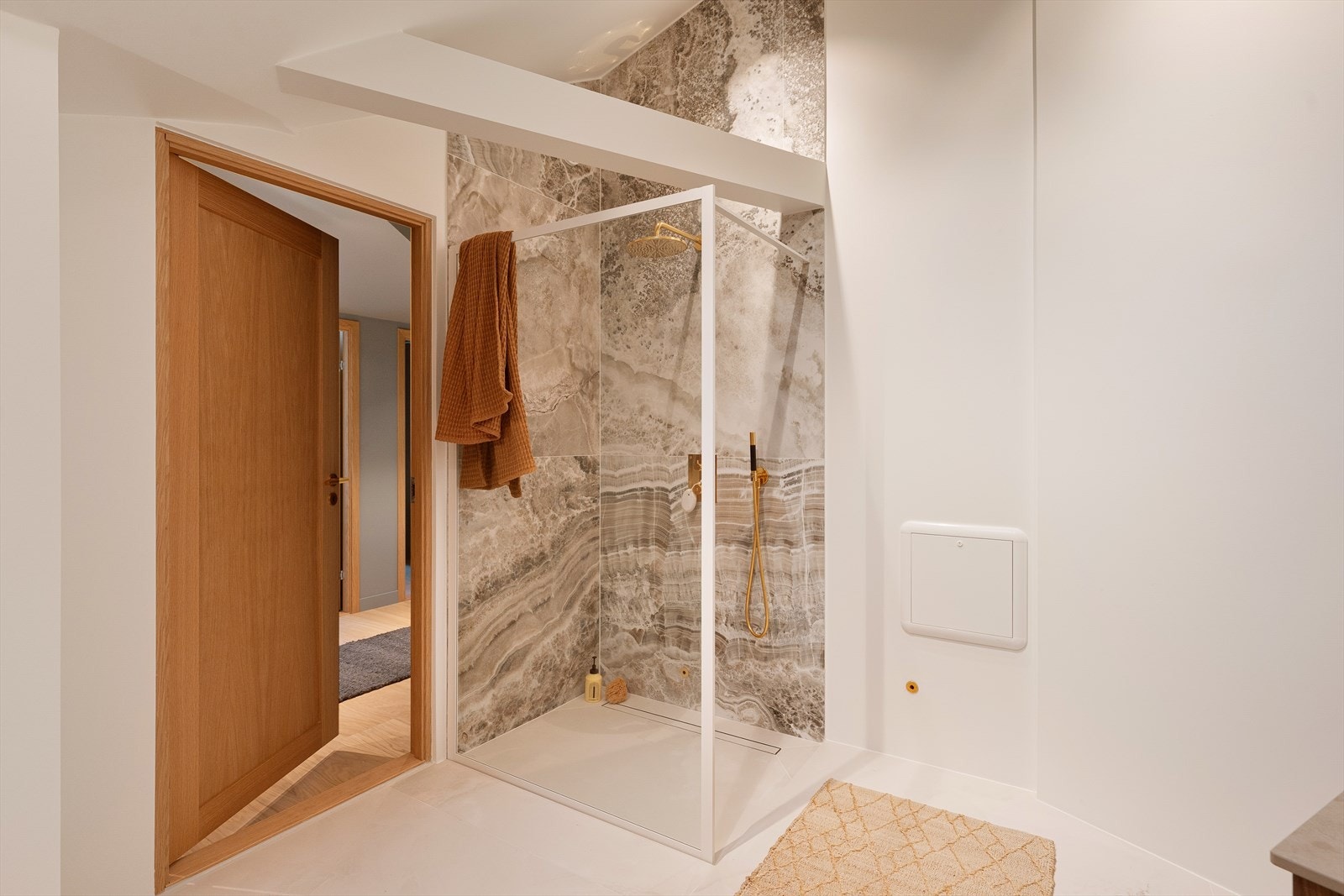 Stor dusj med armatur i messing og glassvegg. Galleribilde