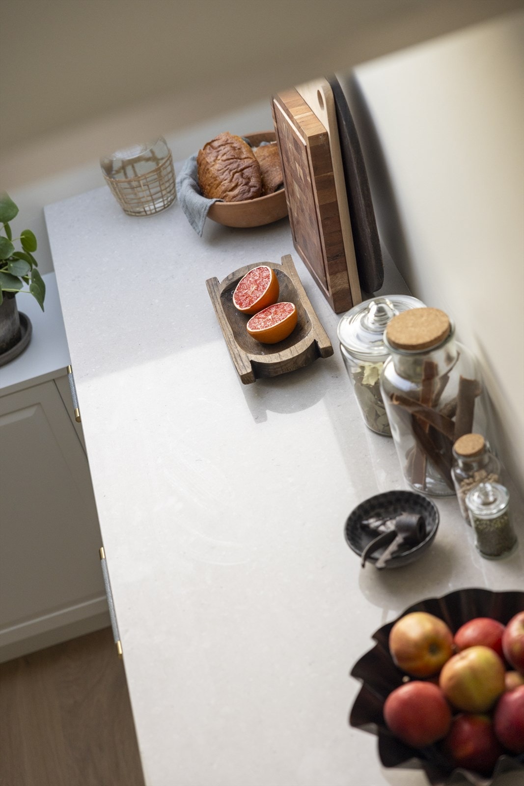 Clamshell benkeplate av kvartskompositt fra Sigvartsen. Galleribilde