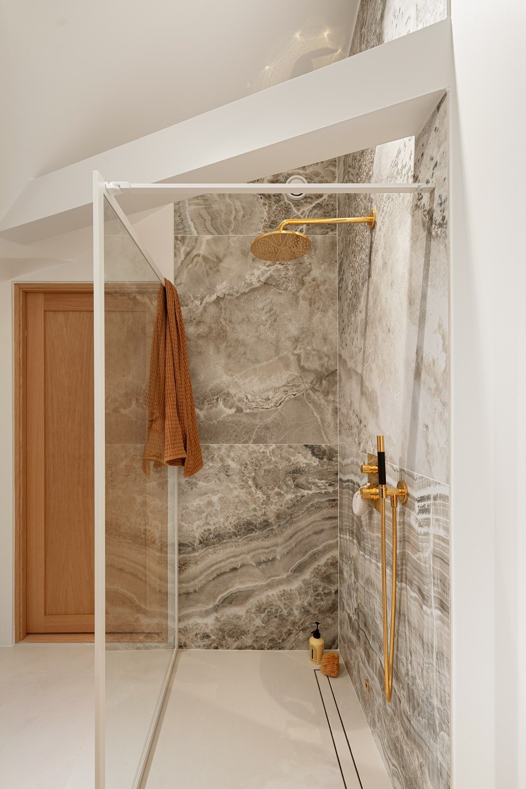 Messing går igjen også på badet. Galleribilde