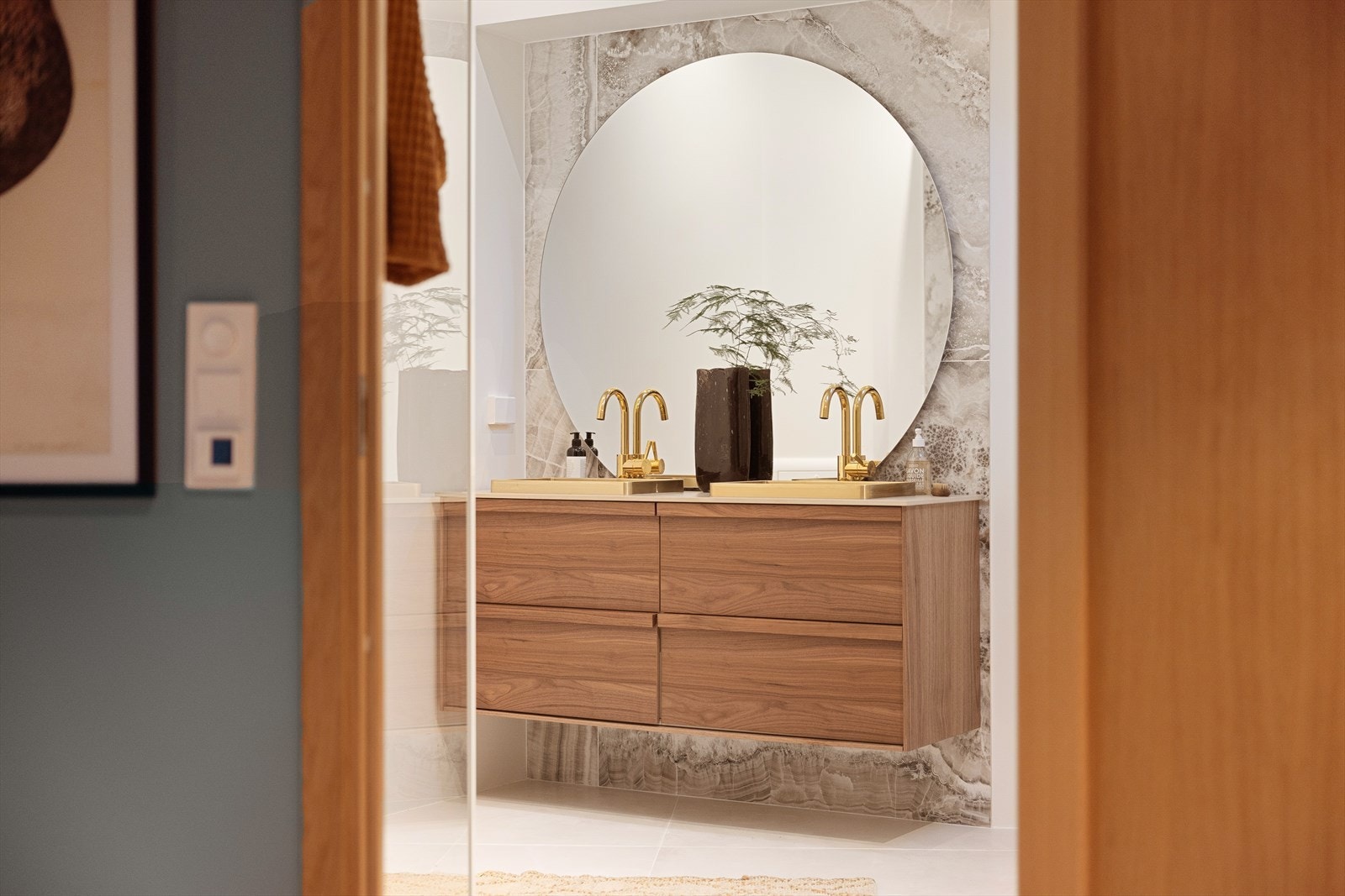 Leiligheten har et utrolig delikat og romslig bad. Galleribilde