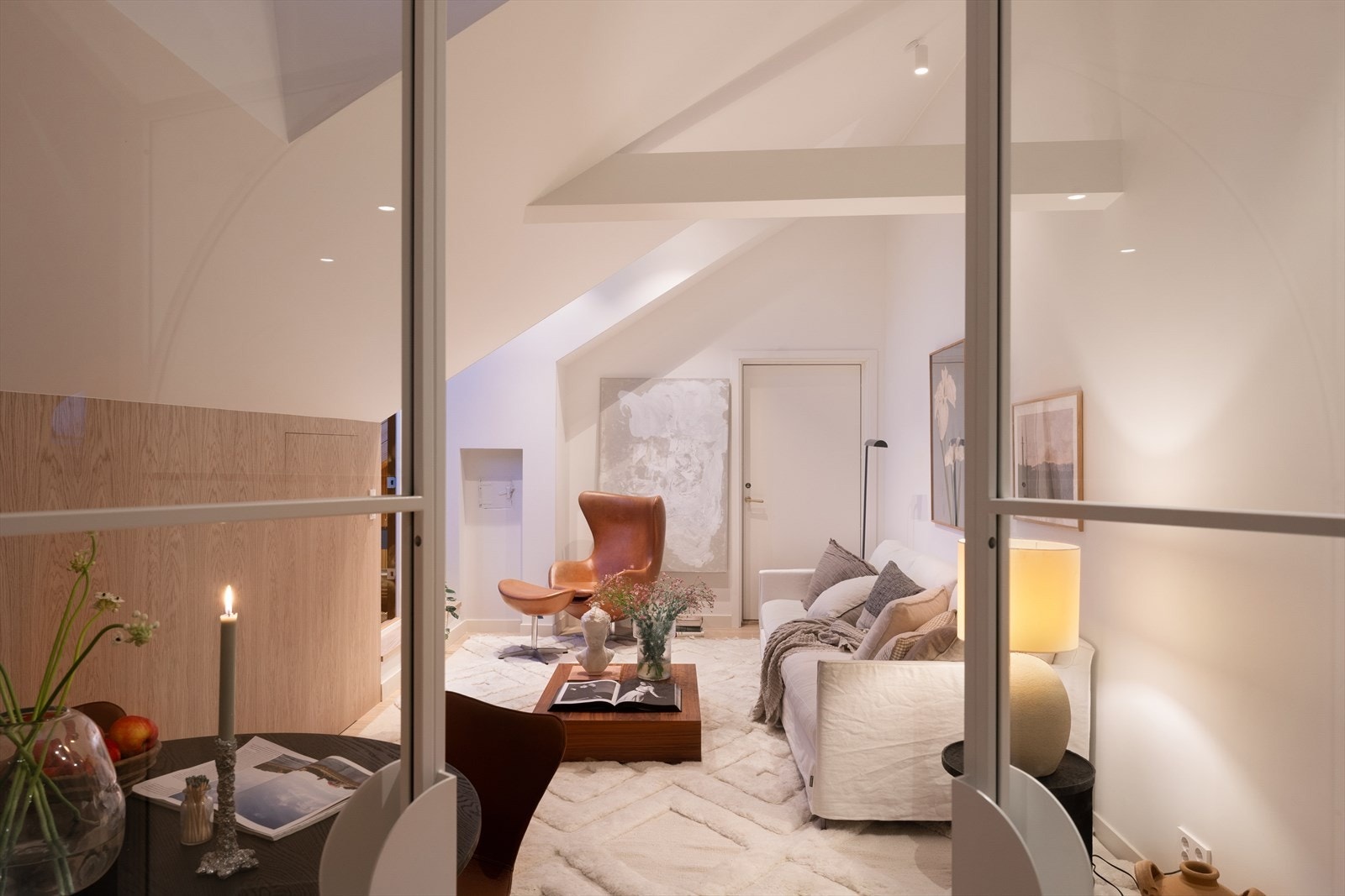 Leiligheten har romslig stue og separat kjøkken på hver sin side av den romslige hallen. Mellom rommene er det satt inn delikate glassdører. Galleribilde