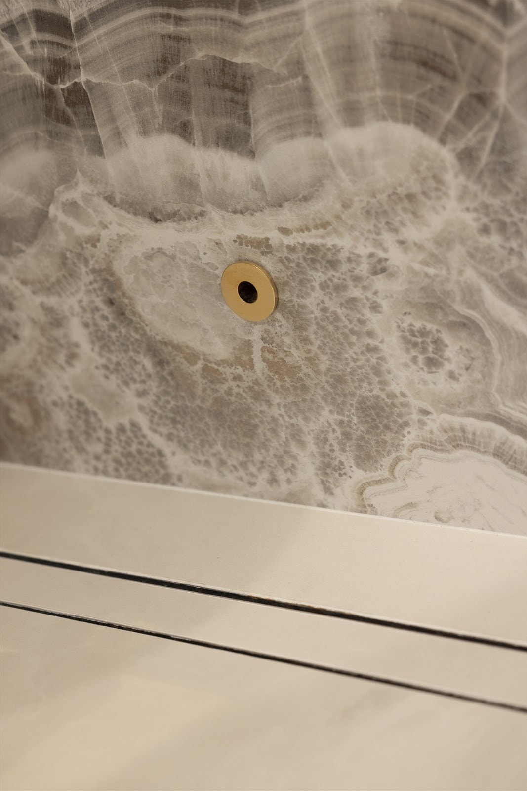 Til og med sluket er pent utført med infill av gulvflis. Galleribilde