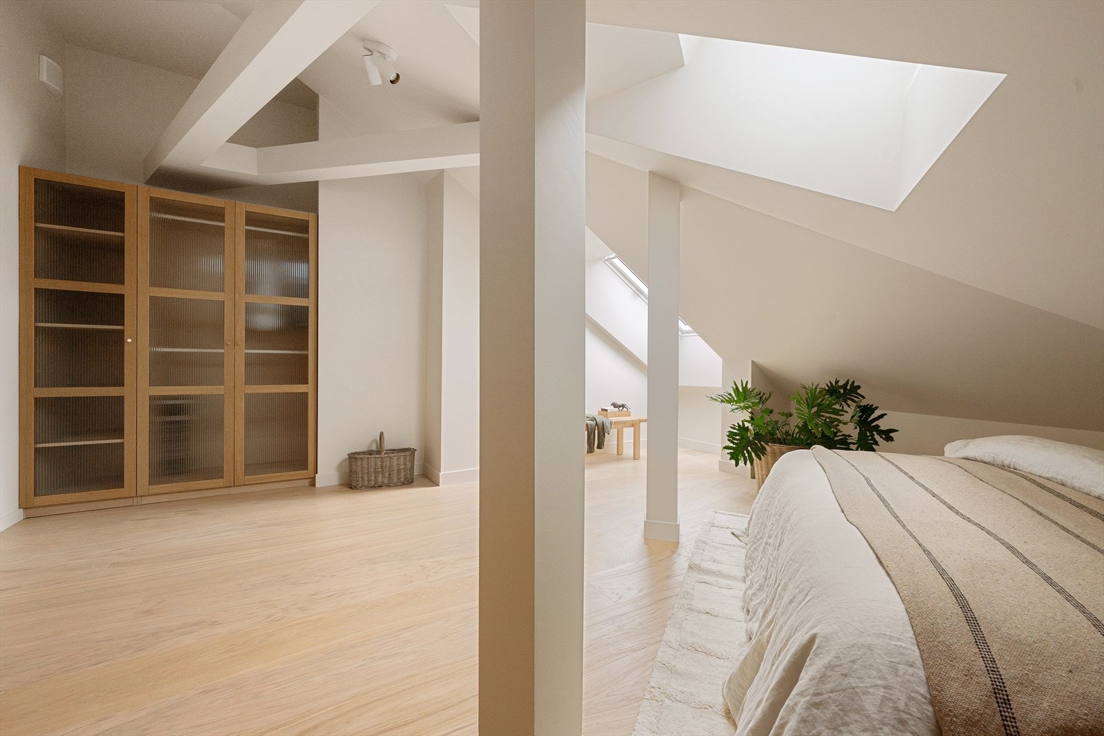 God plass til oppbevaring i garderobeskap i eik. Galleribilde