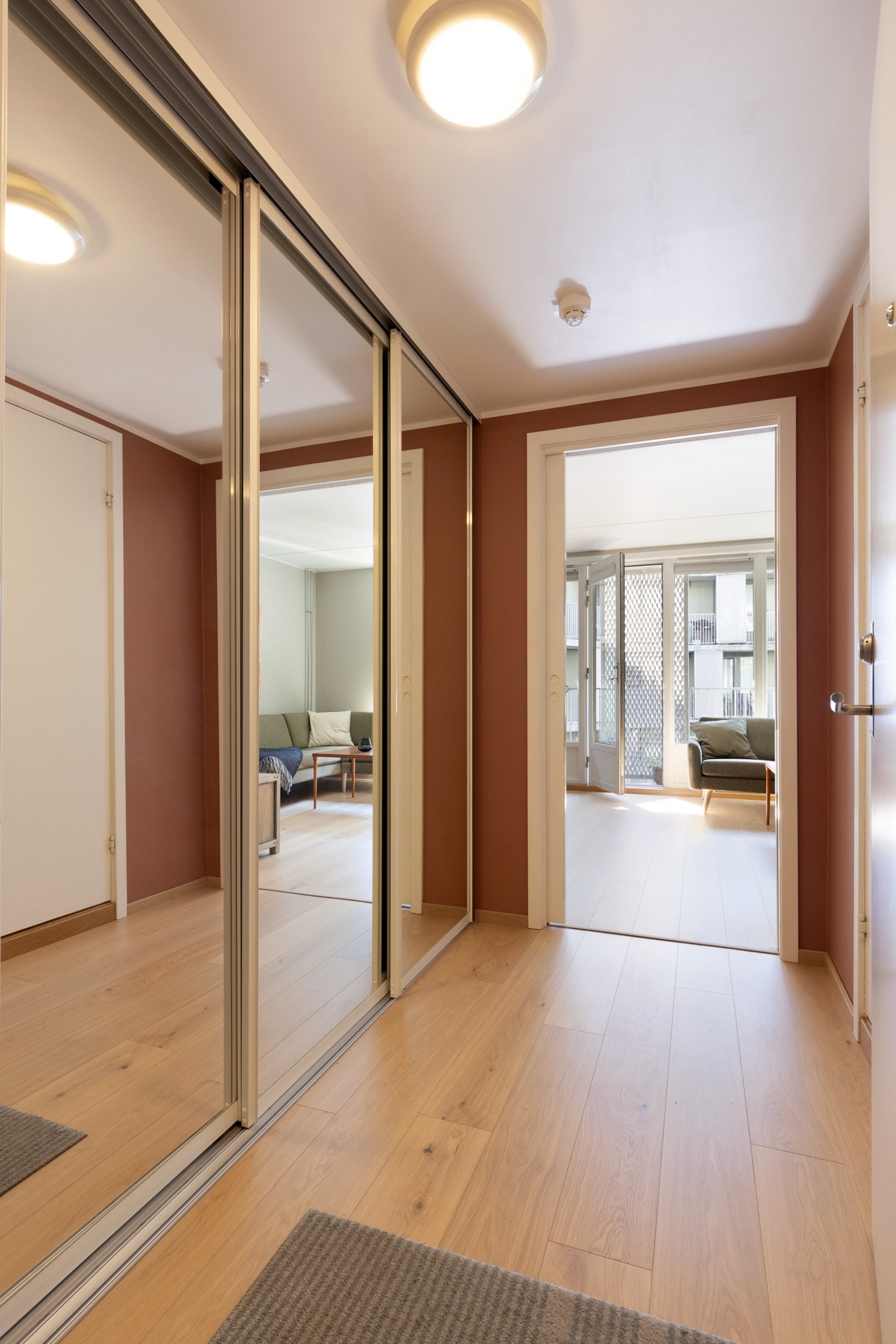 Entréen er innredet med stor og praktisk skyvedørsgarderobe med speil. Galleribilde