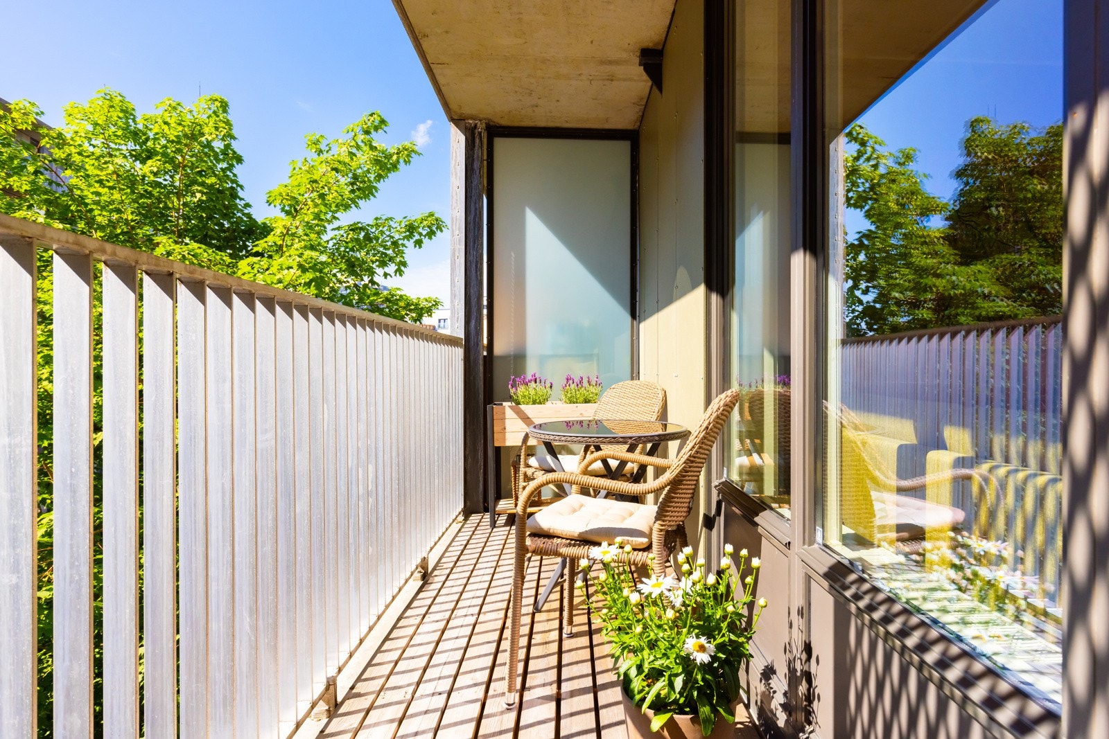 Her har man gode solforhold med sol fra ca. kl. 09-14 på sommerstid. Boligen har ellers tilgang til en felles takterrasse. Galleribilde