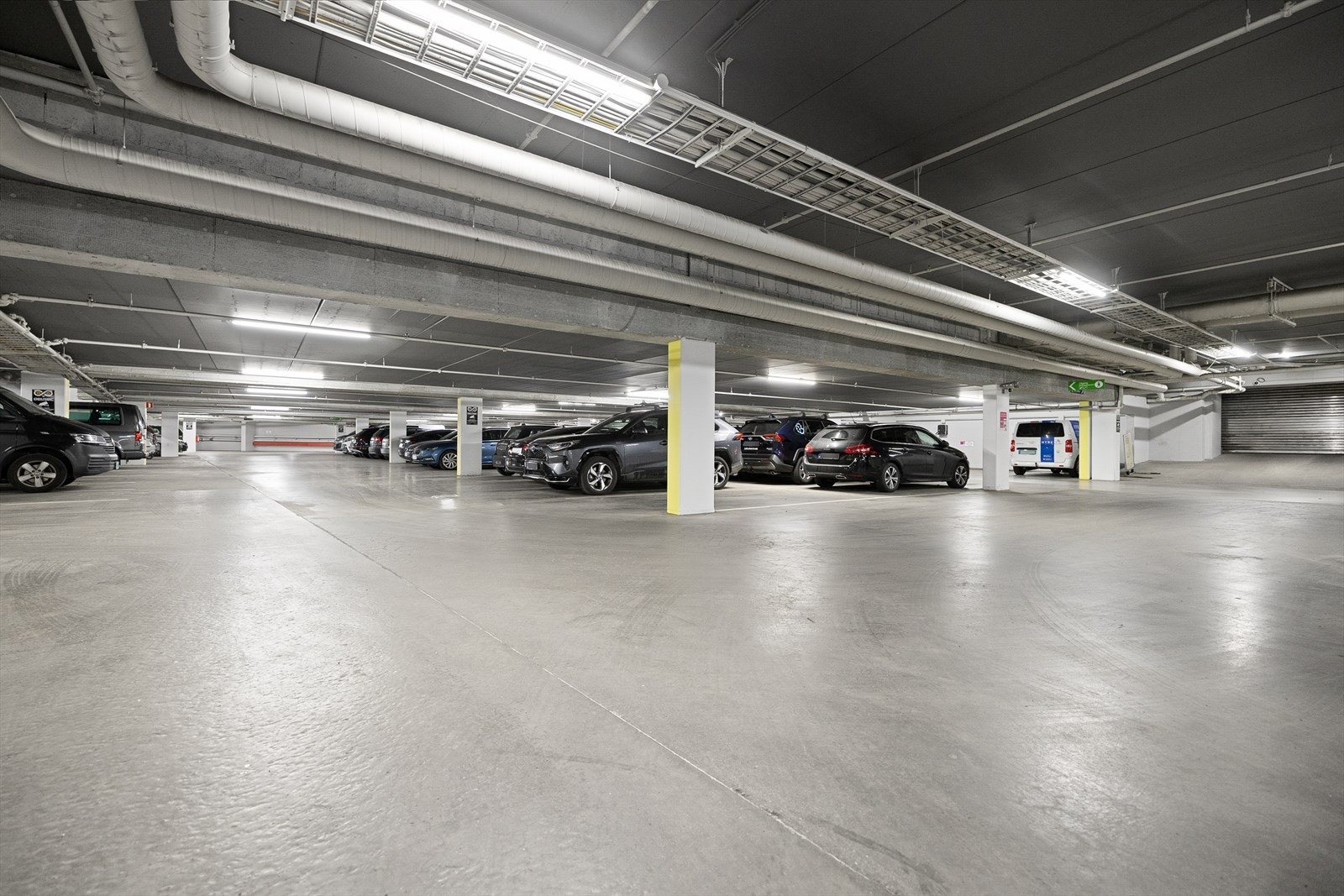 Det er mulig å leie garasjeplass i garasjekjelleren. Ta heisen fra leiligheten og helt ned. Galleribilde