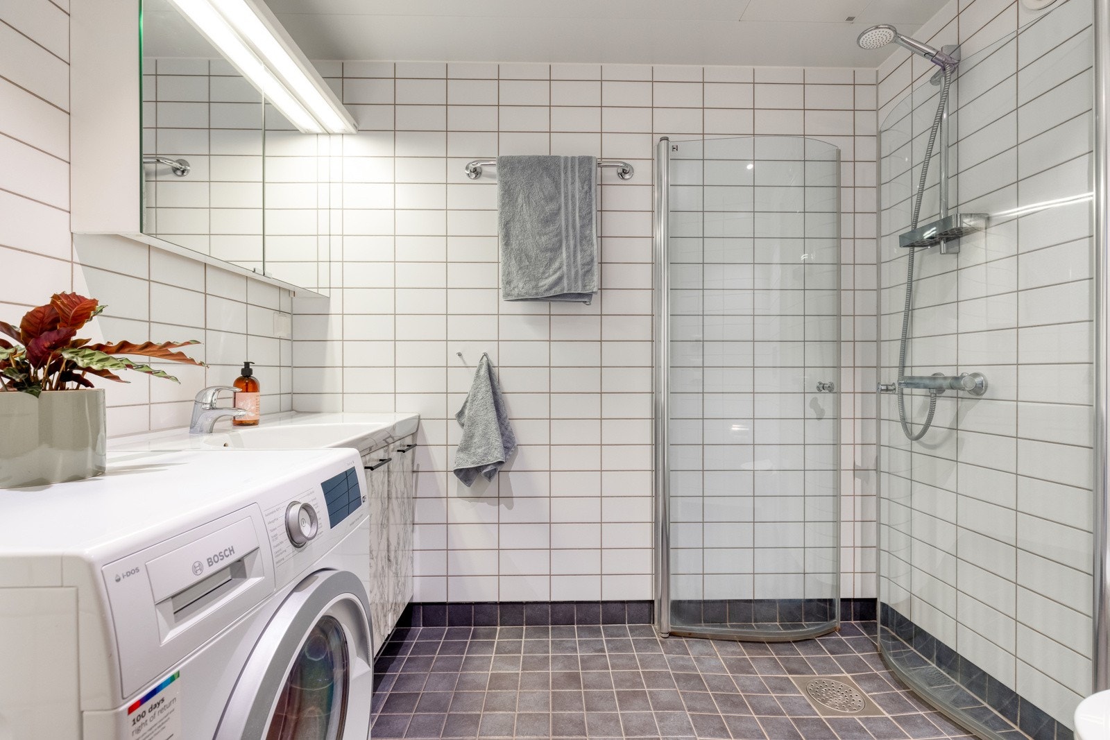 Pent, flislagt baderom med downlights og gulvvarme. Galleribilde