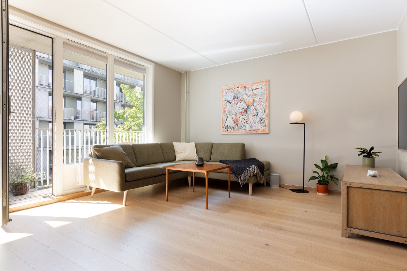 Lys og stilren 2-roms med tilbaketrukket beliggenhet i indre gårdsrom (vender ikke mot Trondheimsveien i det hele tatt). Galleribilde