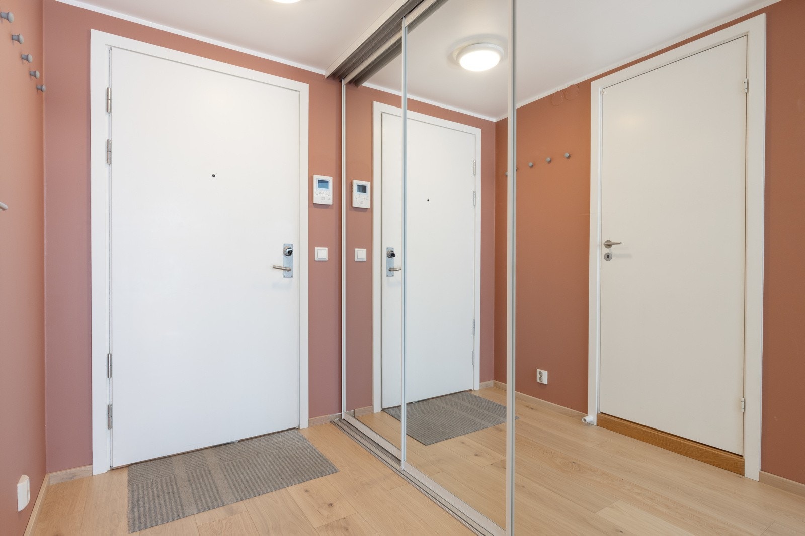 Innbydende entré som gir et godt førsteinntrykk av leiligheten. Galleribilde