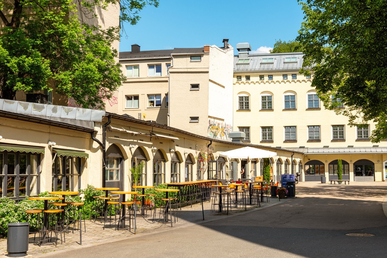Leiligheten har en sentral beliggenhet på populære Grünerløkka, samtidig tilbaketrukket da hele boligen ligger i indre gårdsrom. Galleribilde