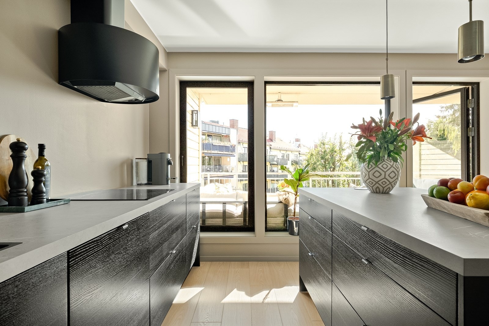 Sort innredning med finerte fronter og laminert benkeplate. Galleribilde