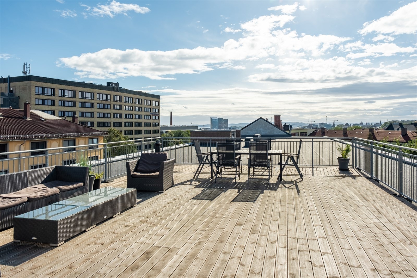 Tilgang til stor felles takterrasse med flotte utsiktsforhold og sol hele dagen! Galleribilde