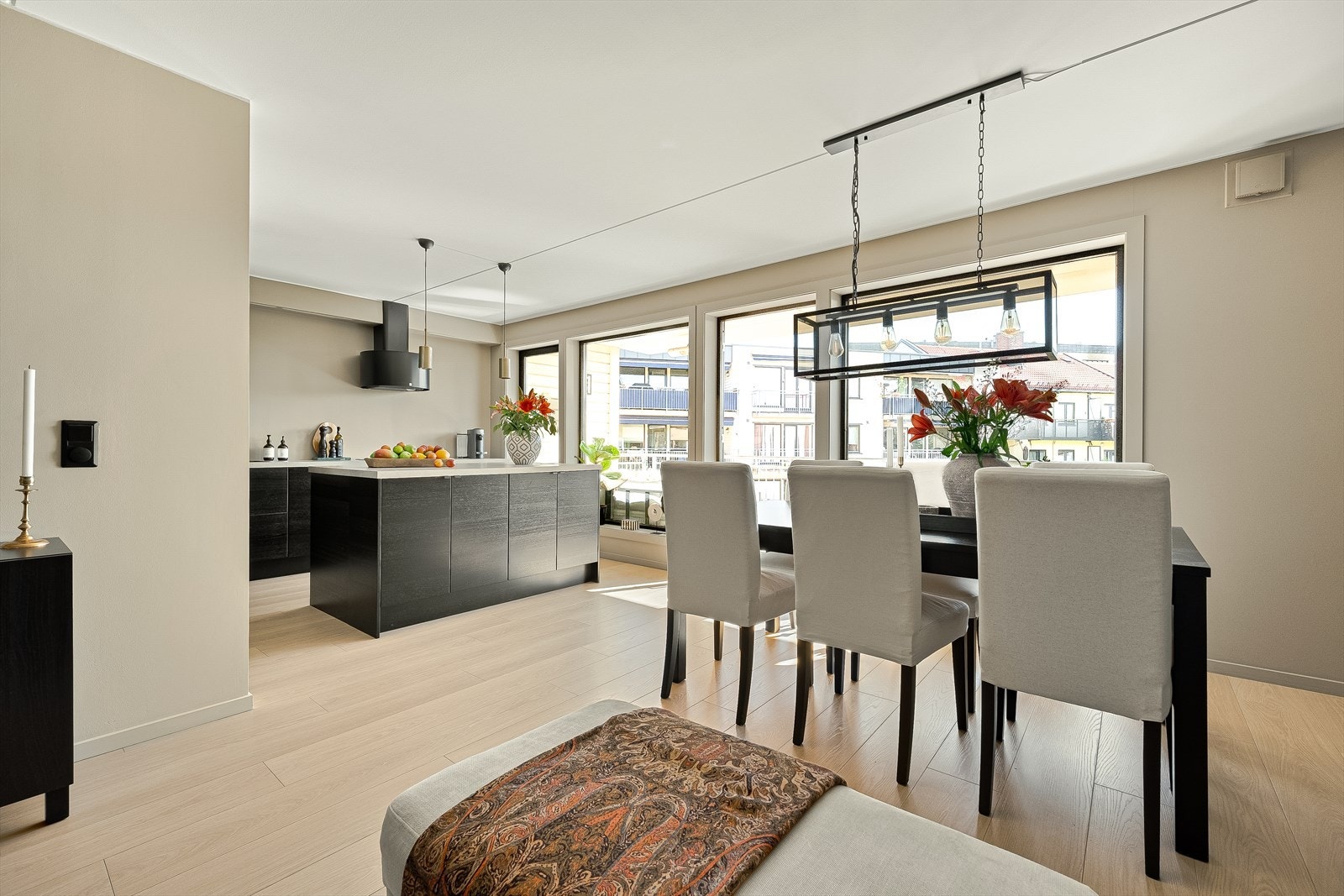 God plass til stor spisegruppe. Galleribilde
