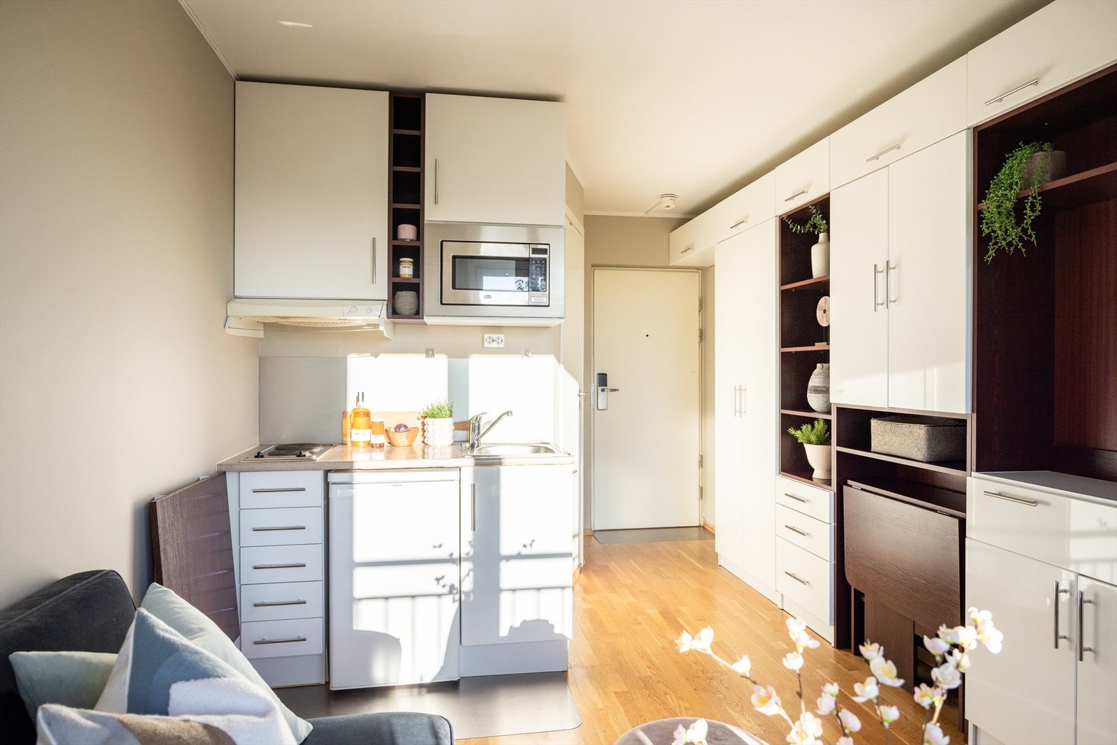 Kjøkkenet har et moderne uttrykk med innredning bestående av glatte fronter og benkeplate av laminat med nedfelt vask. Galleribilde