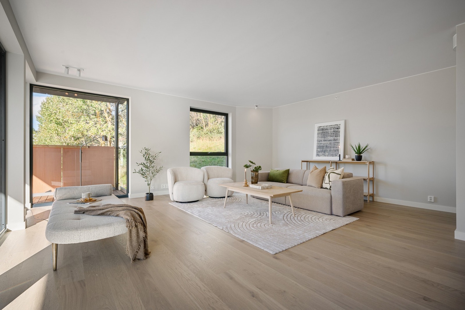 Stuen er av god størrelse og byr på flere møbleringsmuligheter Galleribilde