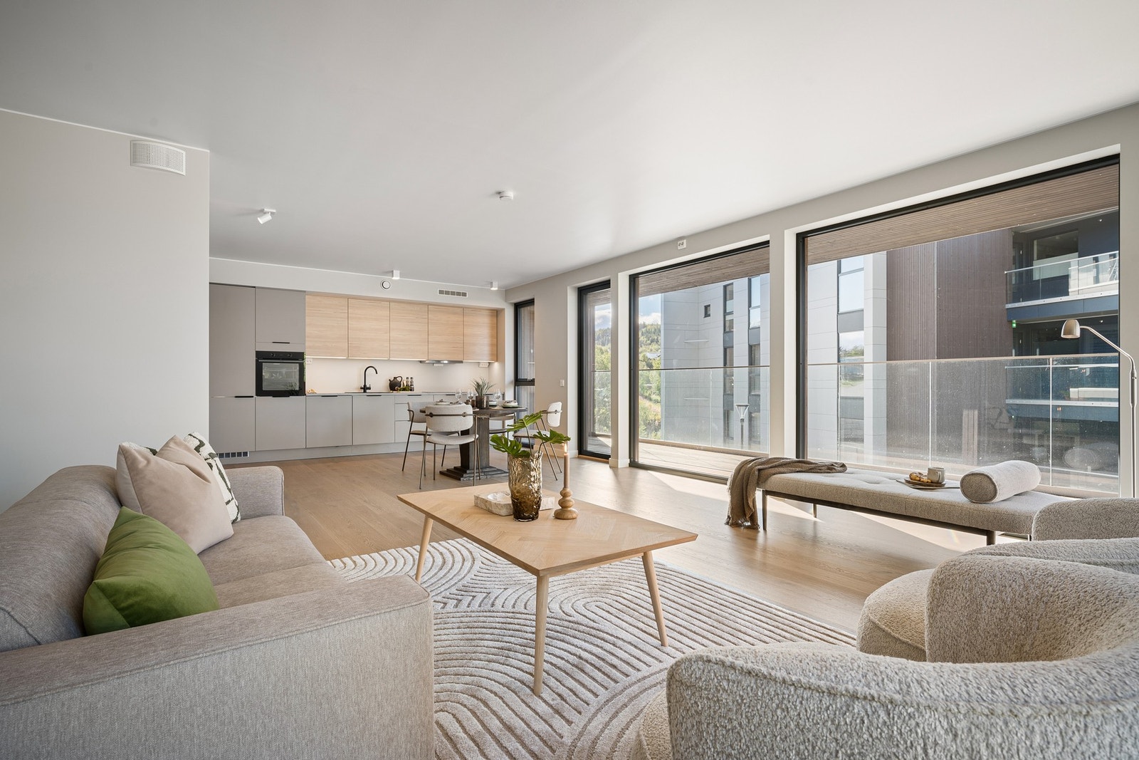 Stue/kjøkken i åpen og sosial løsning Galleribilde