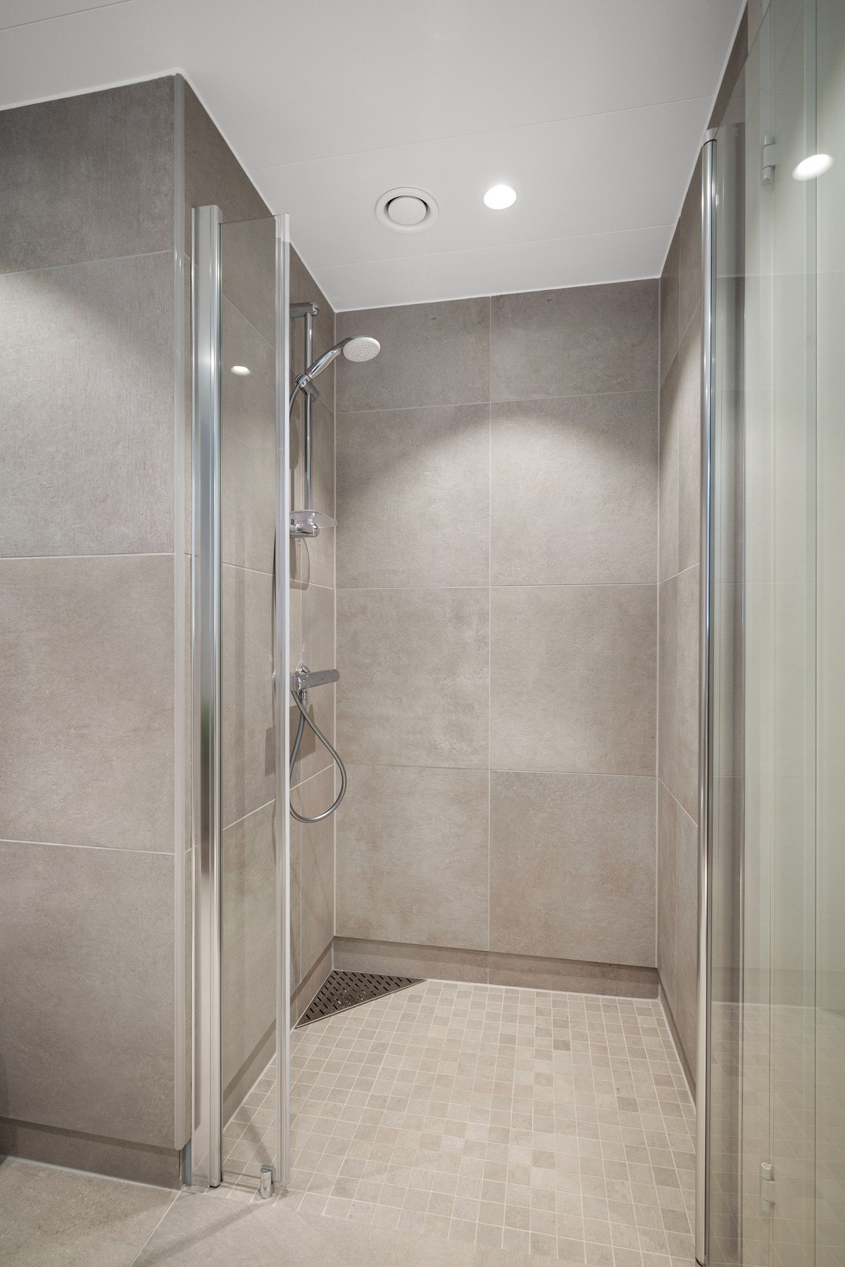 Dusjnisje med glassvegg Galleribilde