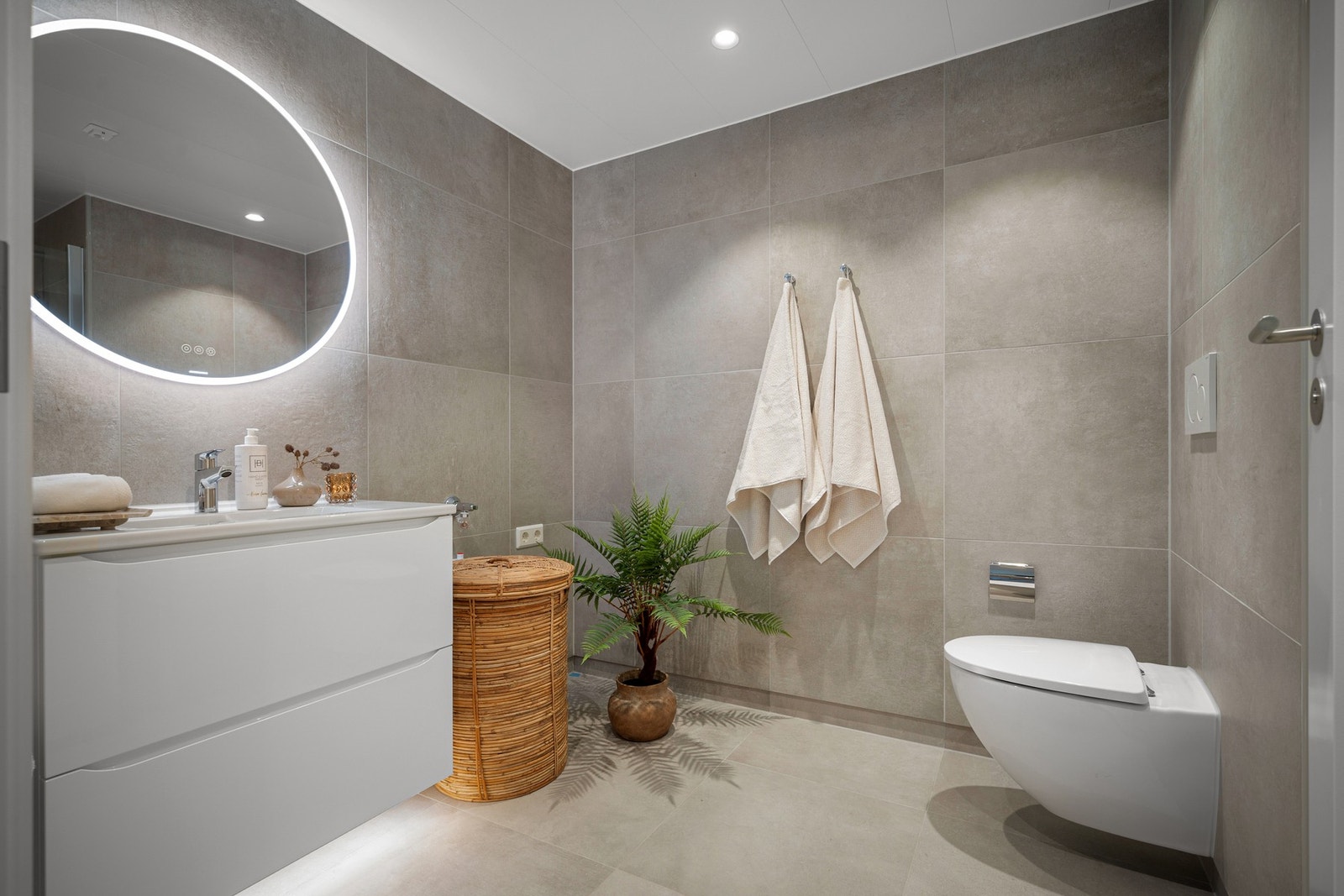 Leiligheten består av to fullverdige bad, og i tillegg toalettrom Galleribilde