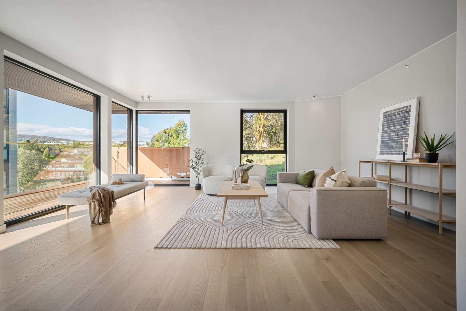 Romslig stue med store vindusflater som gir fin utsikt og rikelig med naturlig lys Galleribilde