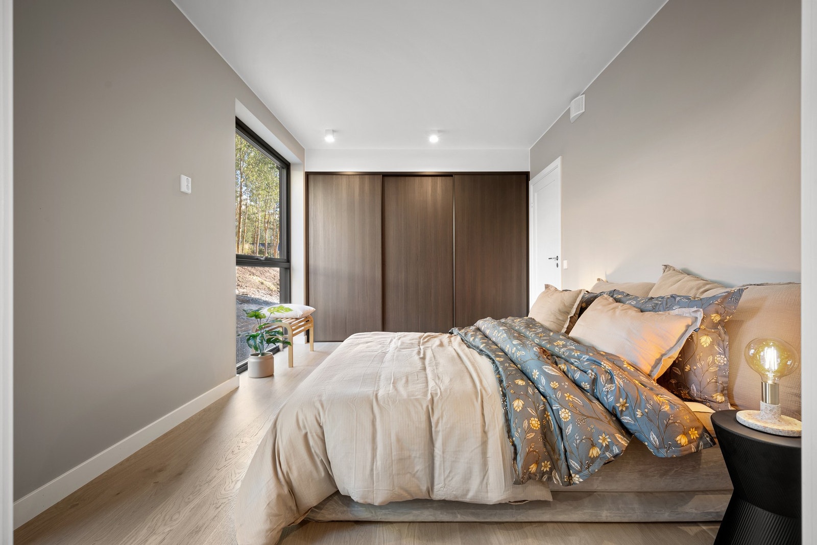 Stor skyvedørsgarderobe med god plass Galleribilde