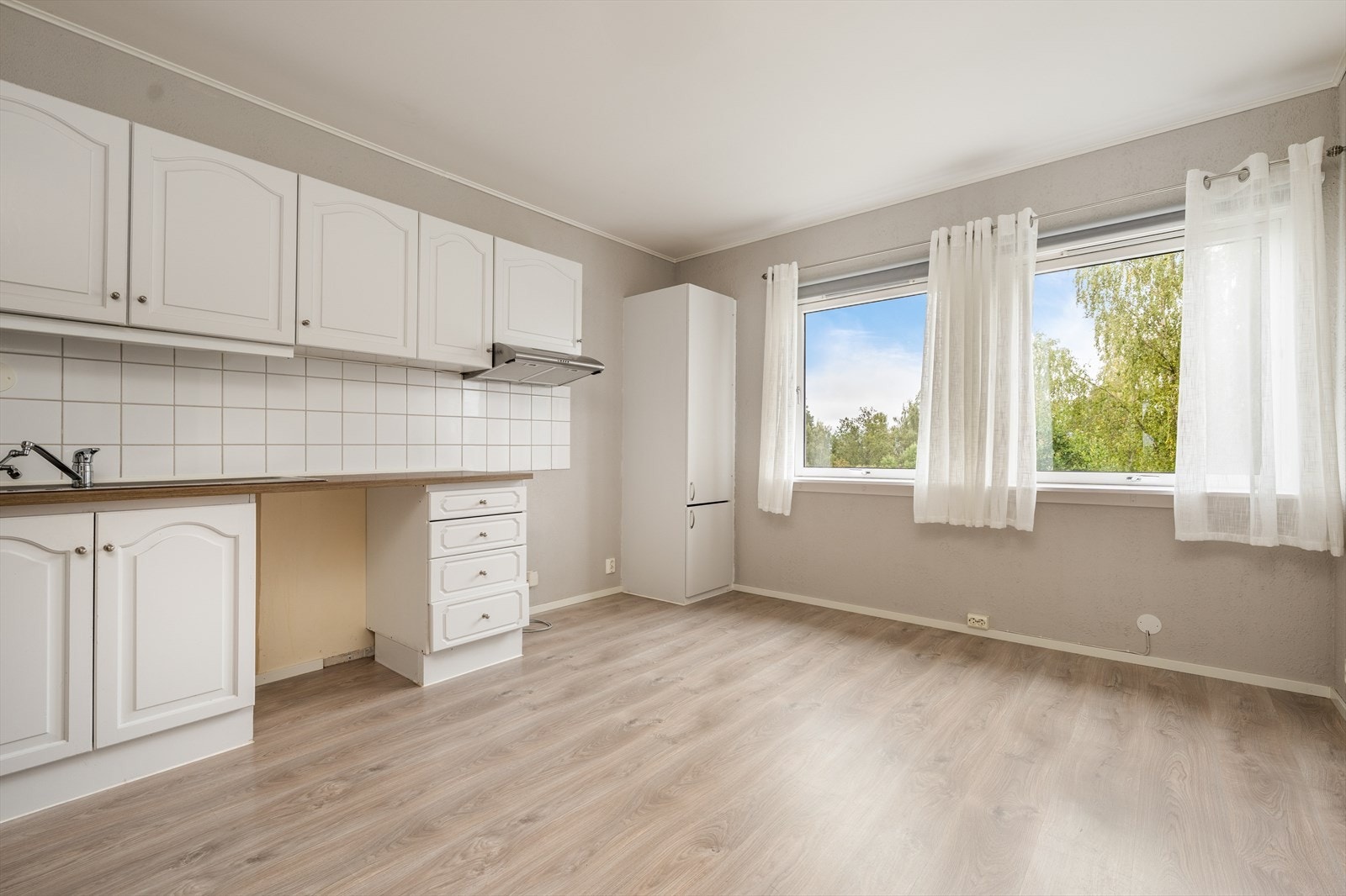 Leiligheten har lyse og pene overflater på gulv, vegger og himling, som gir en gjennomført helhet. Galleribilde