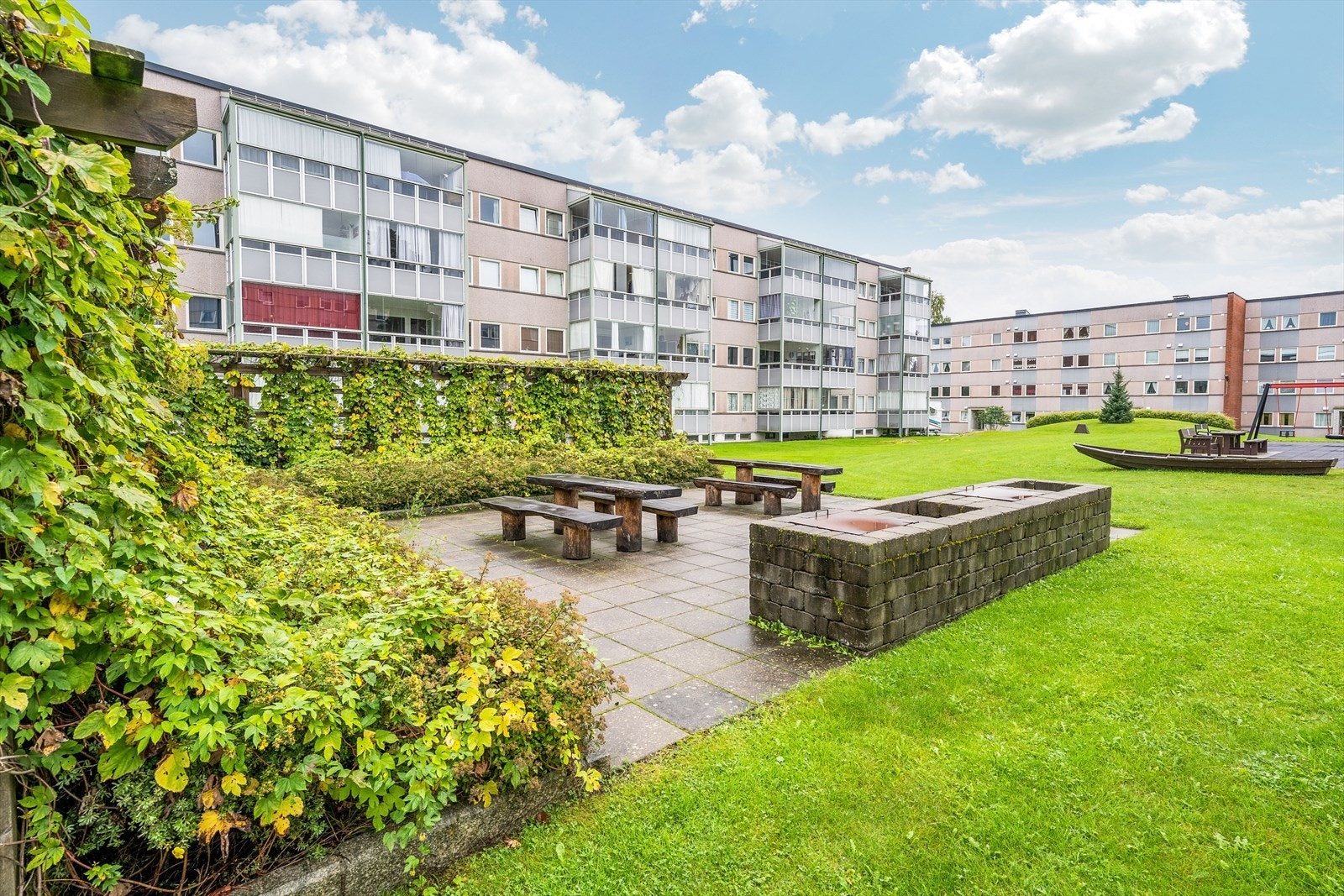 Mellom blokkbebyggelsen er det opparbeidet et hyggelig tun, med stor gressplen og pent opparbeidede uteplasser, samt lekeplass med diverse lekeapparater. Galleribilde