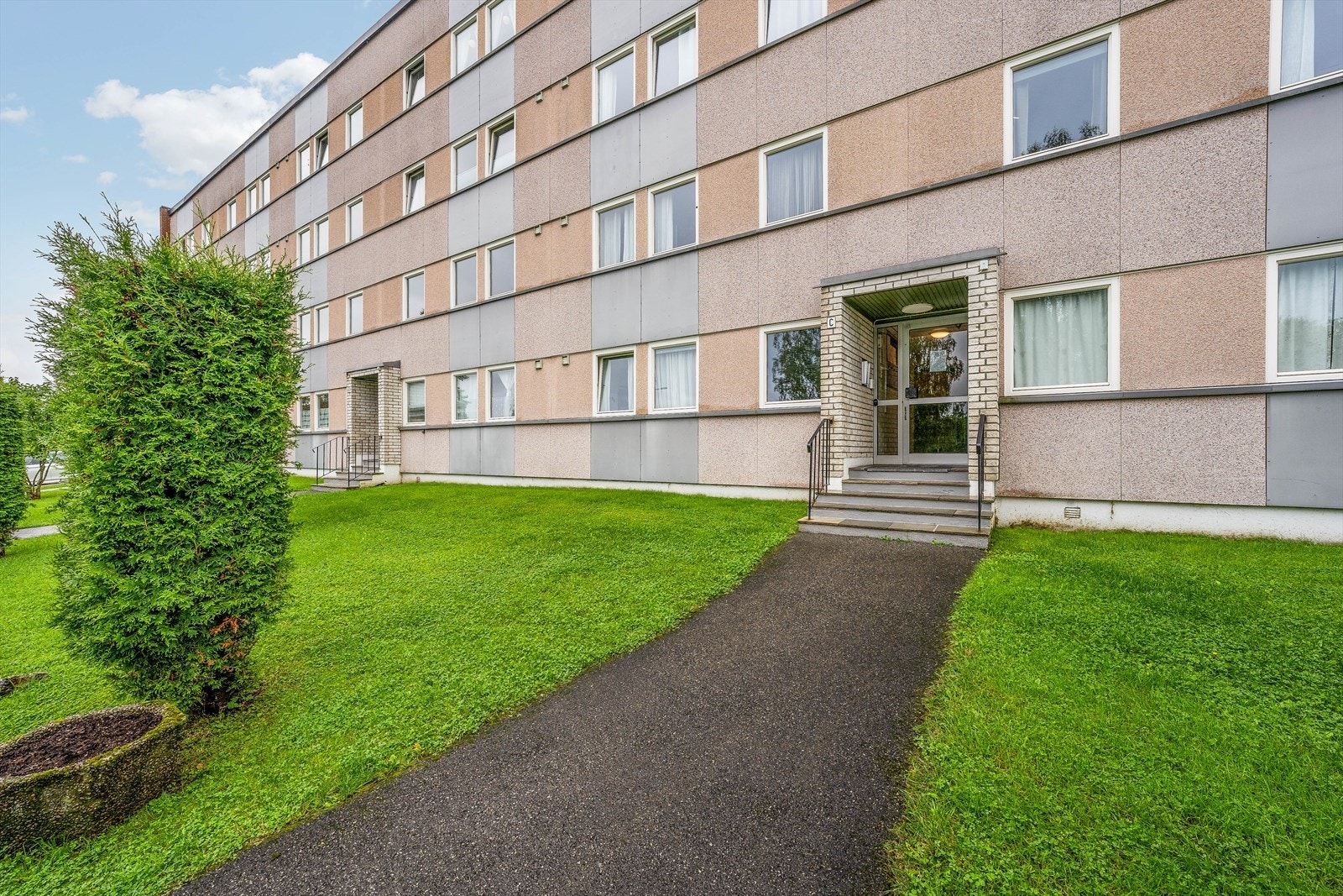 Hyggelige fellesarealer i borettslaget som holdes godt vedlike og gir et fint uttrykk. Det er felles inngangsparti i oppgangen med callinganlegg fra hoveddør og opp til hver bolig. Galleribilde