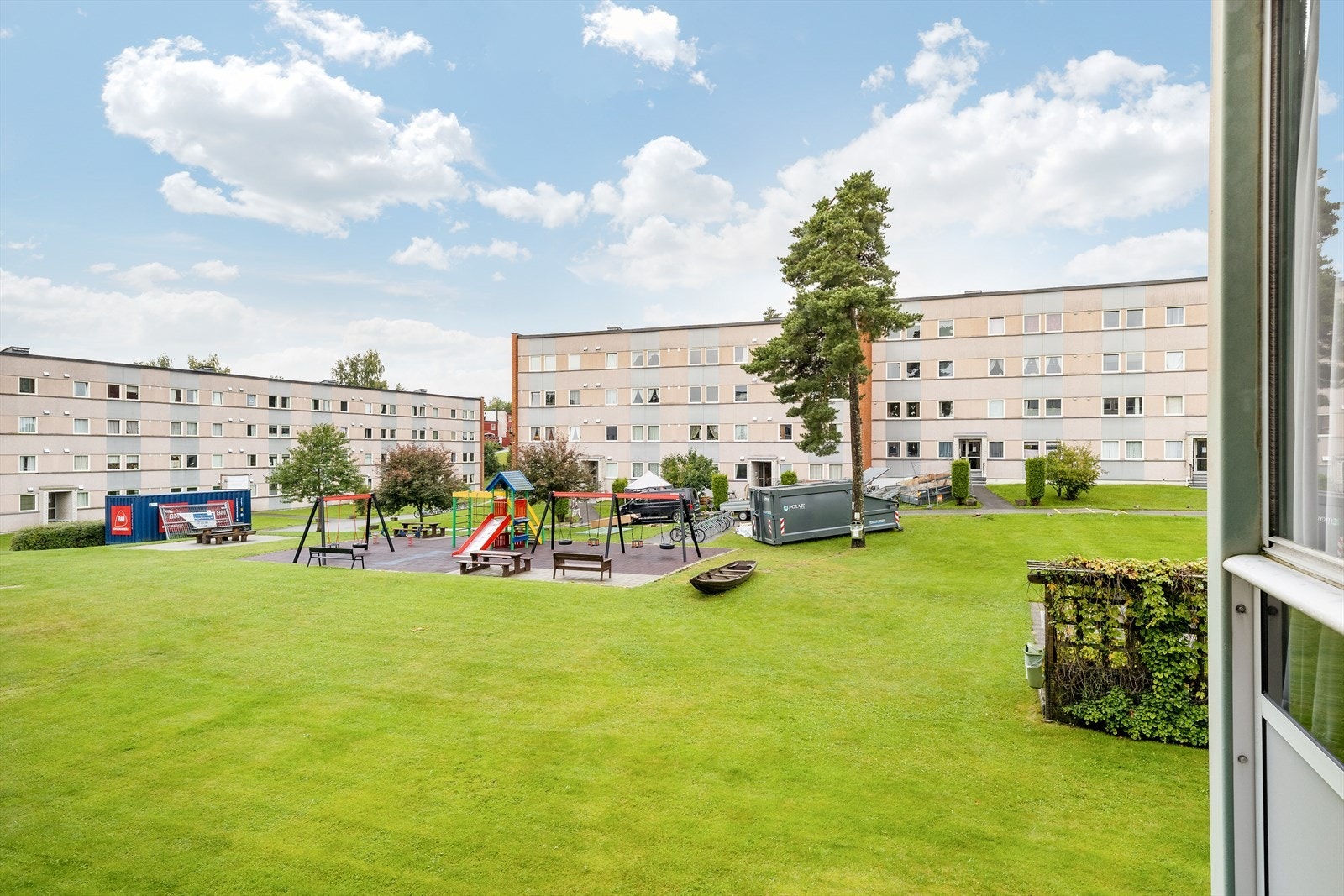 Her er det hyggelig utsyn til borettslagets fellesarealer med store grøntområder og nydelige solforhold. Galleribilde