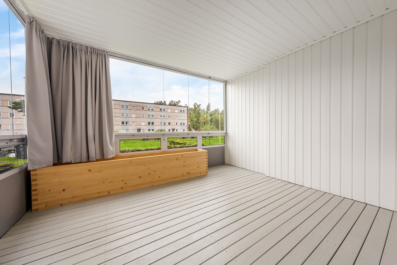 En romslig og gjennomgående 3-roms leilighet fint beliggende i 2. etasje med innglasset balkong mot vest. Galleribilde