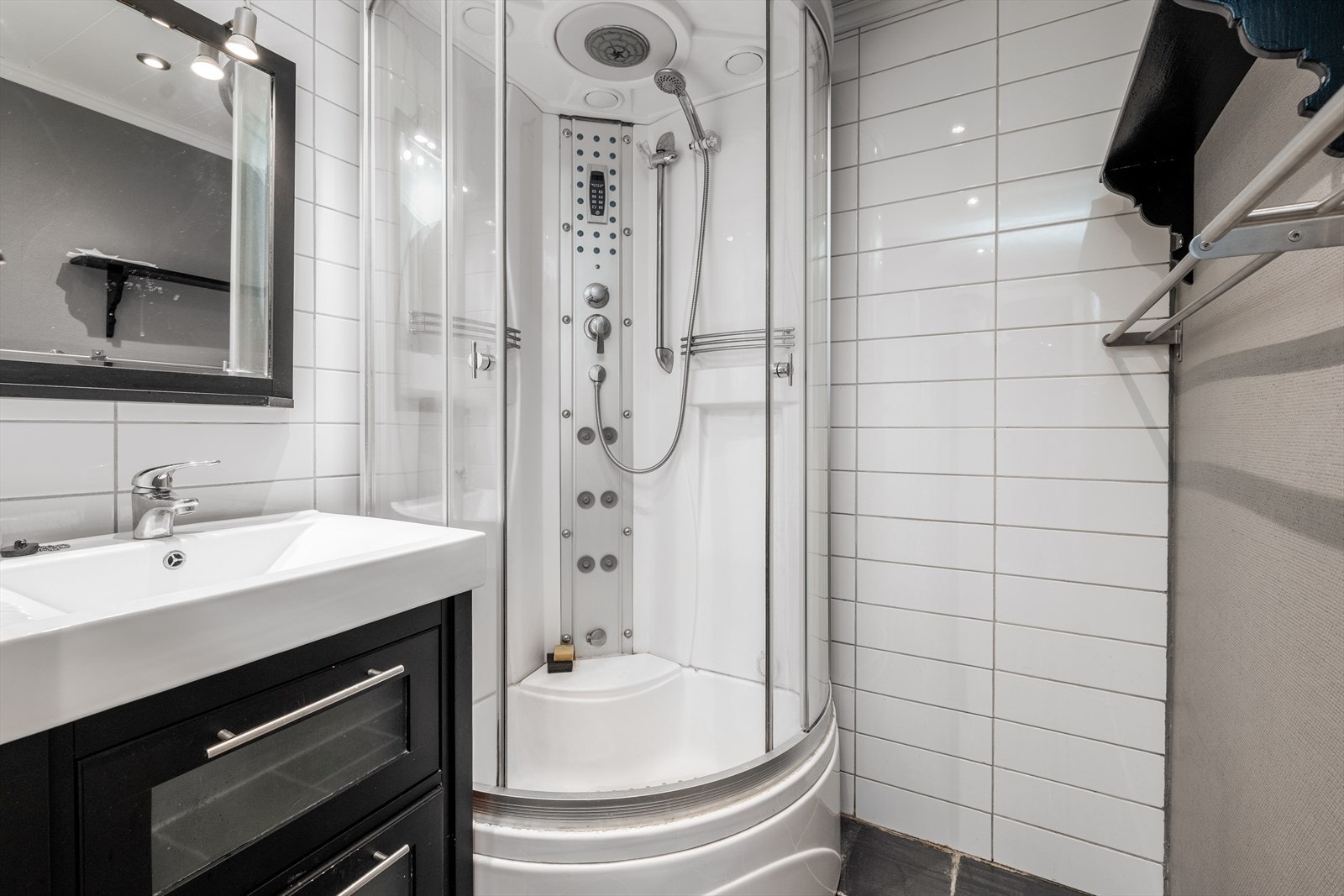 Borettslaget gjennomfører en omfattende rehabilitering av baderom og ventilasjon, hvor de tar en blokk av gangen. Det må i den forbindelse påregnes økning i felleskostnader og fellesgjeld ved ferdigstillelse i denne blokken. Galleribilde