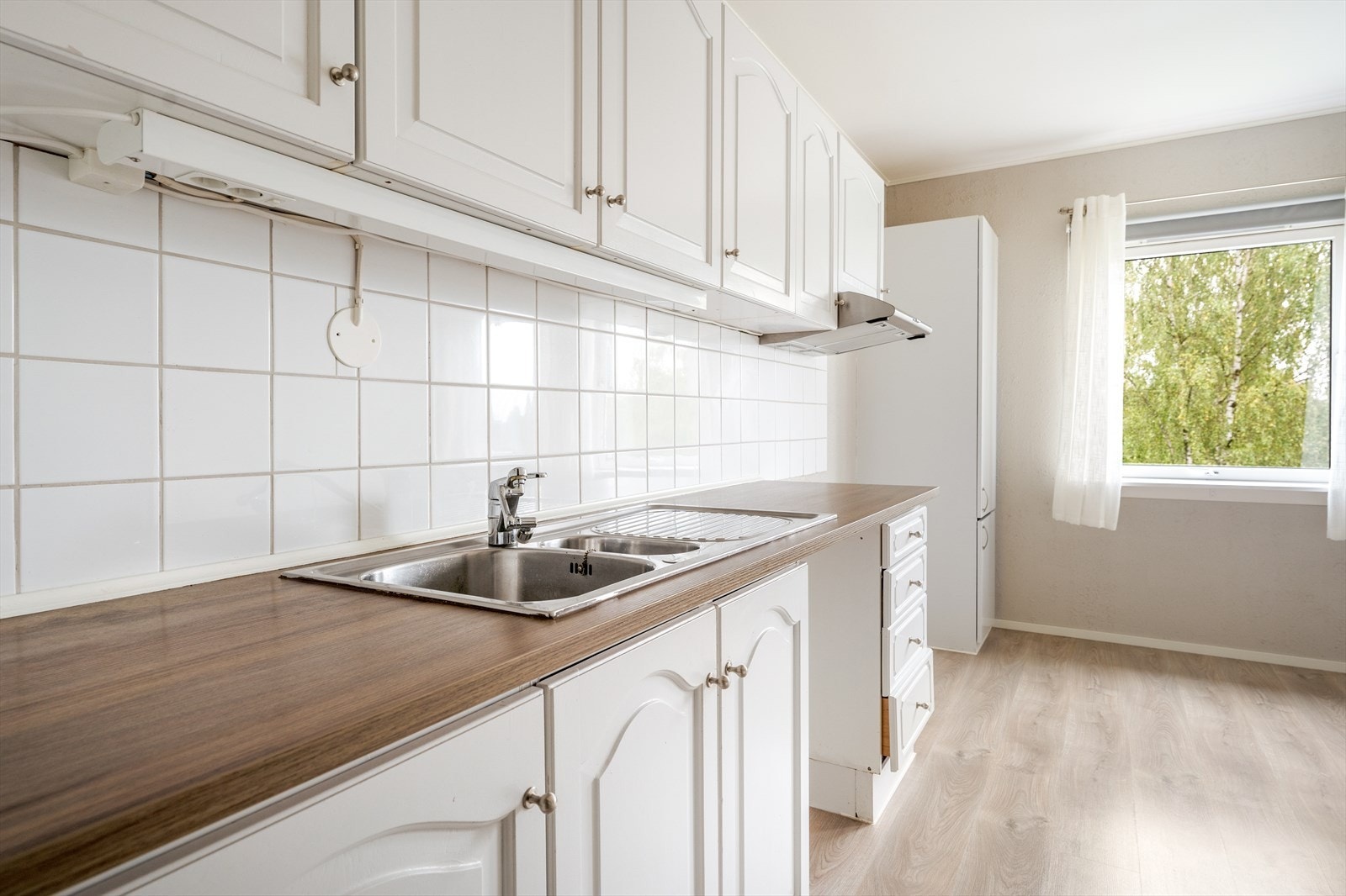 Kjøkkenet ligger i motsatt ende av stuen med gode vindusflater ut mot øst hvor det er plass til kjøkkenbord om ønskelig. Galleribilde