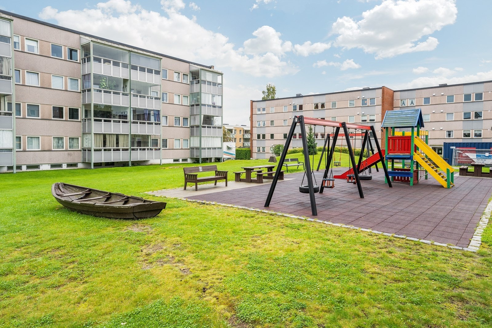 Nærområdet har et stort nettverk av gangveier, med kort gangavstand til barnehager, barneskole og ungdomsskole. Samt til butikker, idrettsanlegg og bussforbindelse. Gulsetmarka ligger også i området hvor det er flere populære og fine turstier. Galleribilde