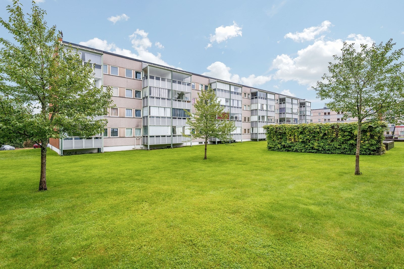 Tomten er pent opparbeidet med store, fine grøntarealer og diverse beplantning, samt asfalterte internveier og parkeringsarealer. Galleribilde