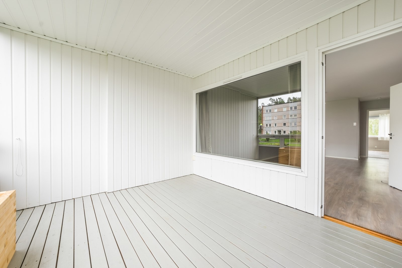 Den innglassede balkongen gir ytterligere oppholdssone til leiligheten, hvor flere vinduer kan åpnes etter behov og ønsker. Balkongen er på ca. 10 kvm, som gir fine møbleringsmuligheter. Galleribilde