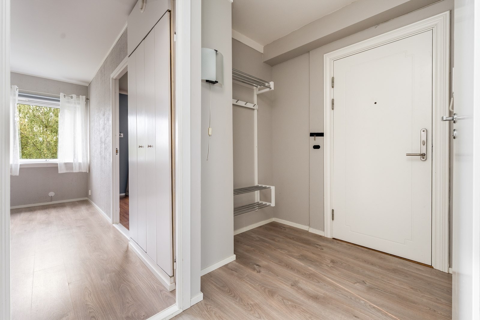 Det er felles trappegang opp fra hovedinngangen opp til leilighetene i oppgangen, hvor det er callinganlegg ved hoveddør. En hyggelig entré ønsker deg velkommen inn hvor det er fin plass til sko og yttertøy i vegghengt hylle Galleribilde