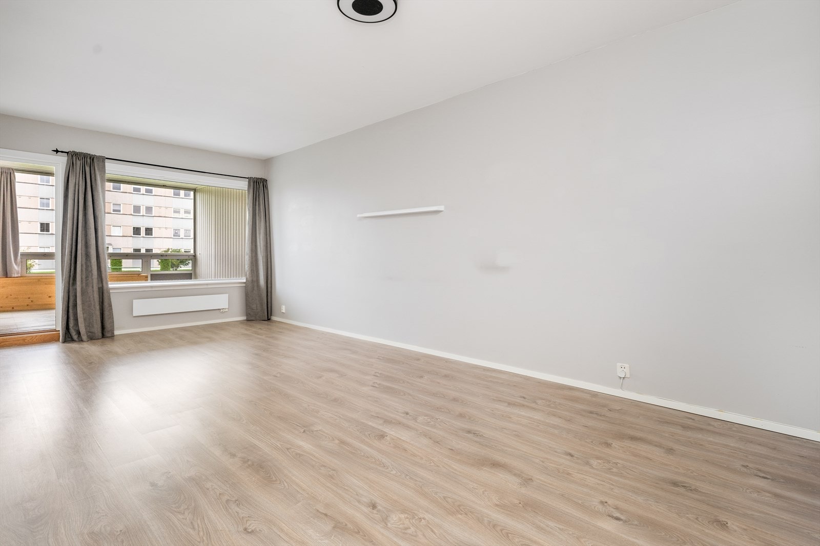 Stuen er av god størrelse hvor det er fin plass til møblering. Store vindusflater ut mot vest, hvor også adkomst til balkongen ligger, som gir fint lysinnslipp til rommet. Galleribilde