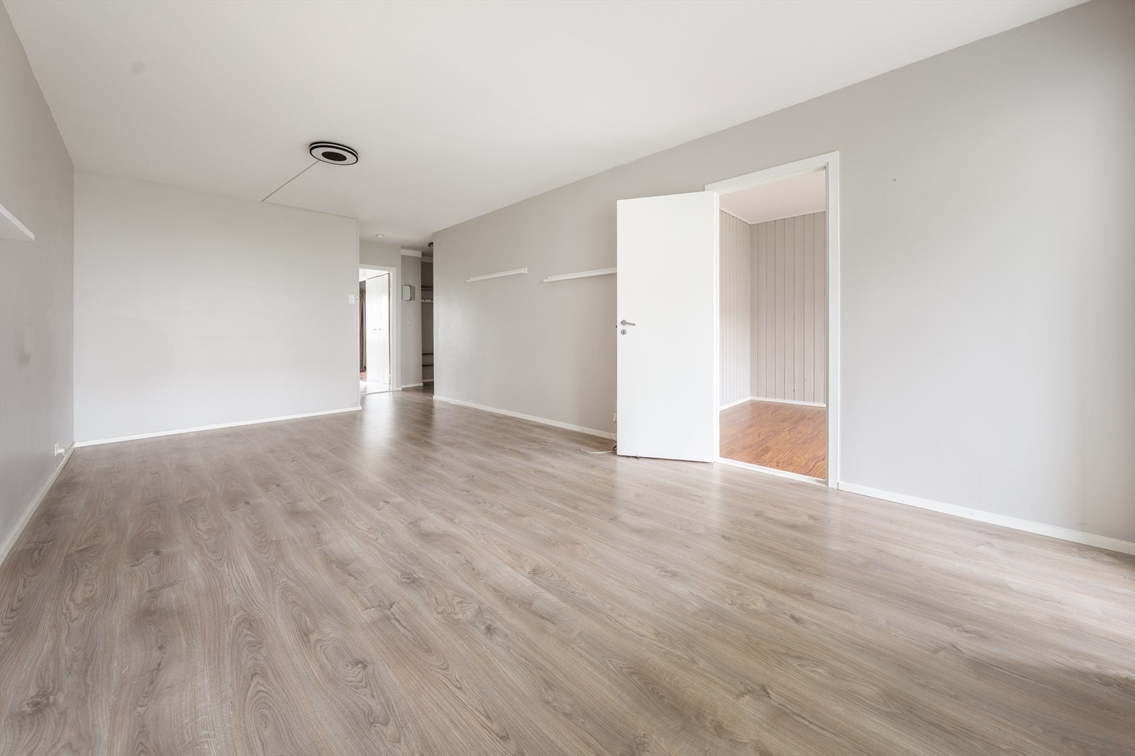 Laminat på gulv som er gjennomgående ut til entré som gir en fin helhet. Kabel-tv og internett via Viken Fiber er inkludert i fellesutgiftene. Galleribilde