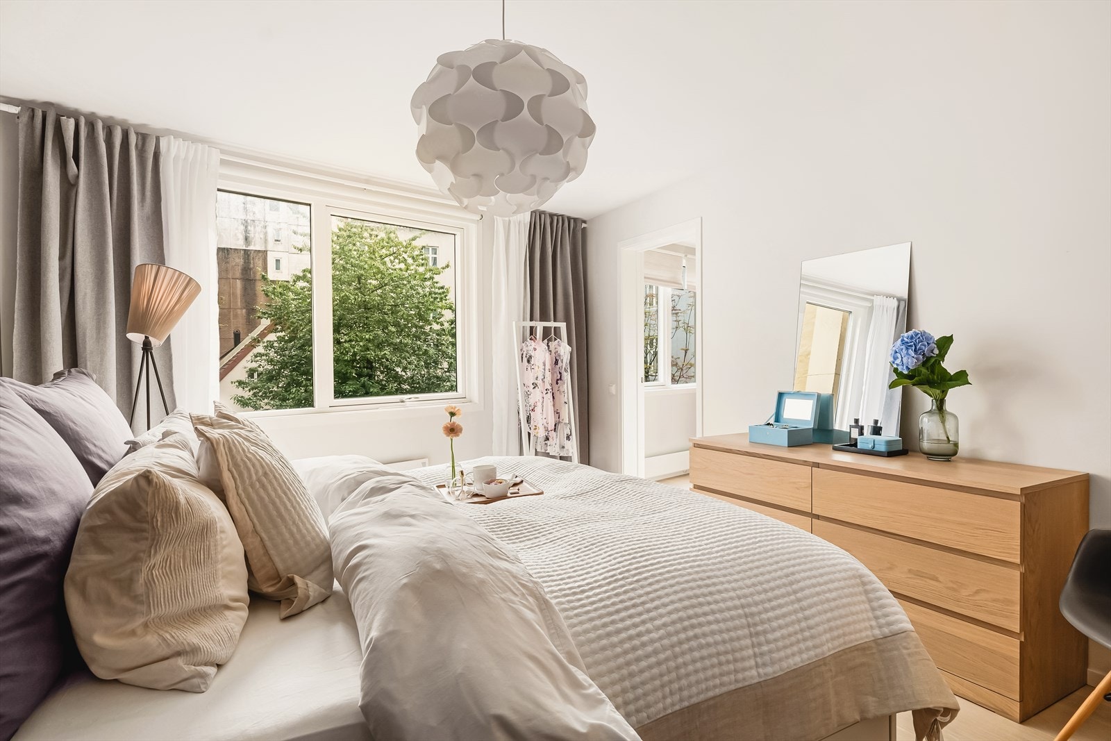 - Store vindusflater som gir godt med naturlig lys - Galleribilde